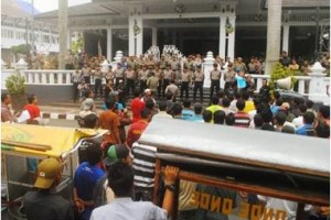 Demo PKL Siliwangi di Depan Kantor Bupati Kuningan
